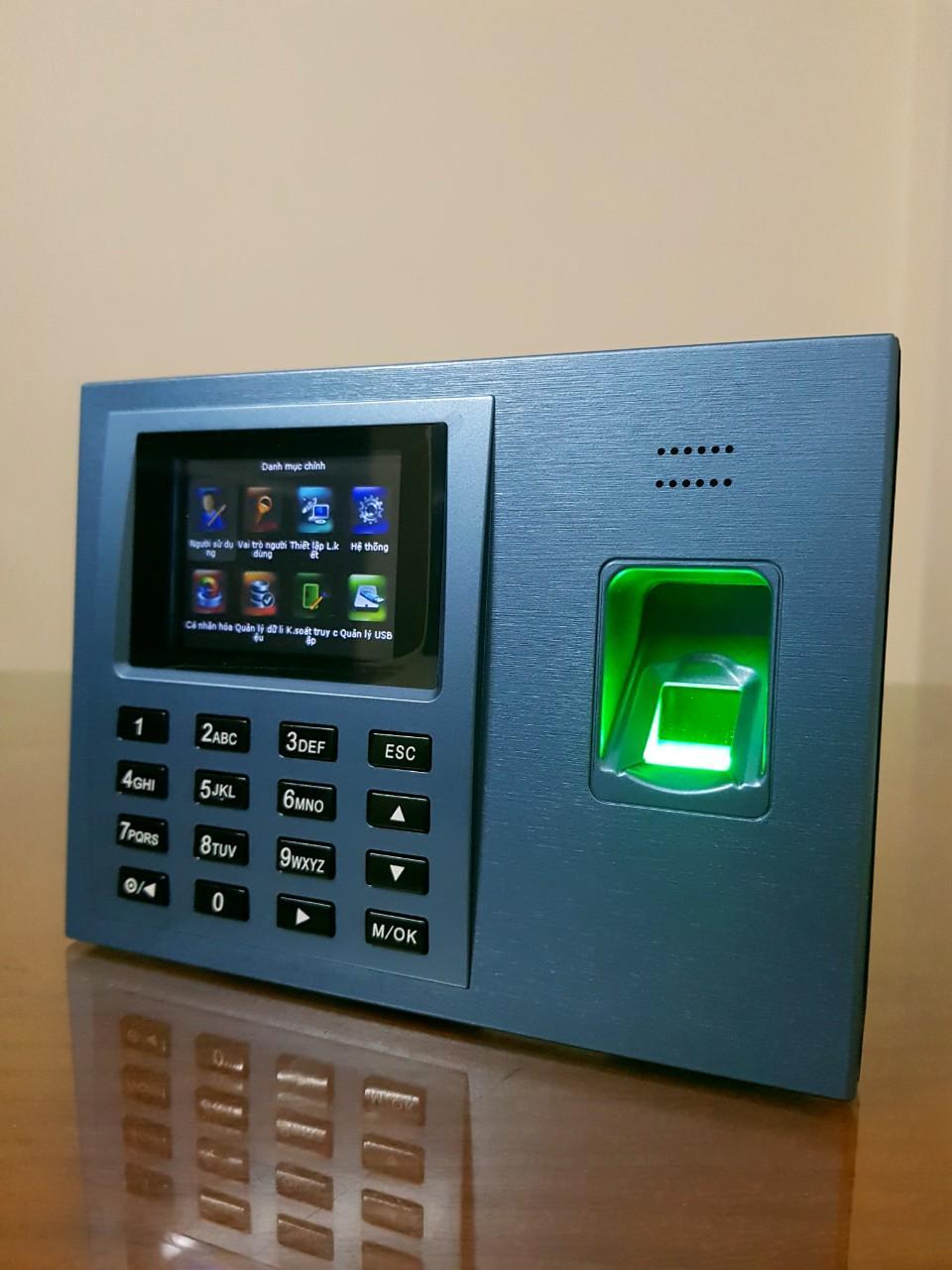 Máy Chấm Công Ronald Jack 9300Pro Wifi ( Có Pin lưu điện, Kiểm soát cửa, Wifi) 8 Máy chấm công vân tay Ronald Jack 9300Pro là thiết bị hiện đại được sử dụng rộng rãi trong quản lý thời gian làm việc của nhân viên. Với khả năng nhận diện vân tay nhanh chóng và chính xác, máy giúp tiết kiệm thời gian chấm công, giảm thiểu gian lận.